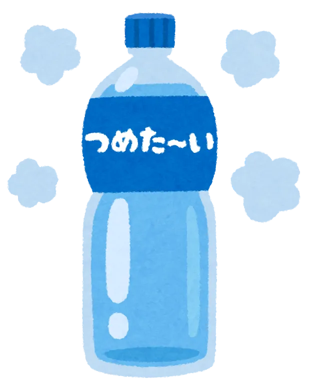 Eine gekühlte Wasserflasche mit Wassertropfen.